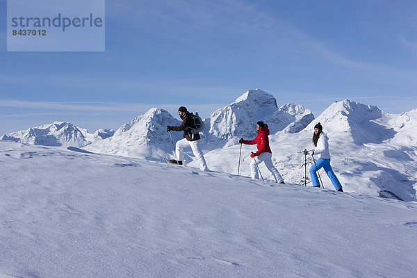Schneeschuh Frau Berg Winter Mann gehen wandern 3 Kanton Graubünden Schnee Wintersport