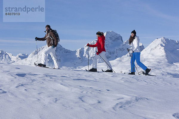 Schneeschuh Frau Berg Winter Mann gehen wandern 3 Kanton Graubünden Schnee Wintersport