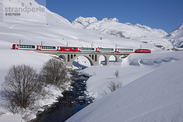 Europa Winter Brücke Bach Zug Andermatt Schnee Schweiz