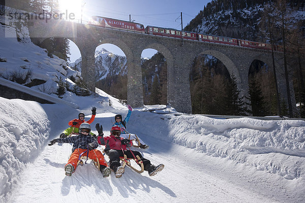 Freizeit Wintersport Winter Sport Abenteuer Zug Schlitten Kanton Graubünden