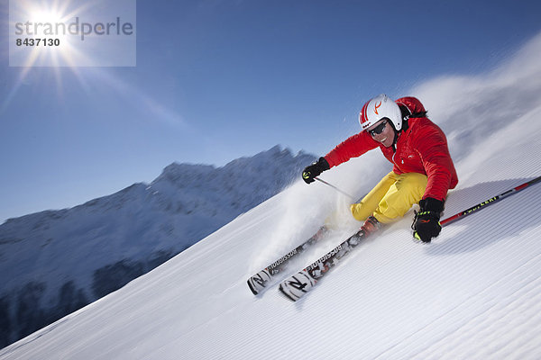 Freizeit Wintersport Winter Mann Sport Abenteuer schnitzen Skisport Skipiste Piste Ski Kanton Graubünden Sonne