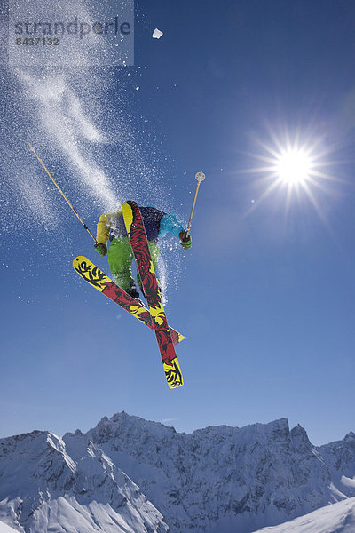 Freizeit Wintersport Winter Mann Sport Abenteuer springen schnitzen Skisport Ski Kanton Graubünden Tiefschnee Pulverschnee