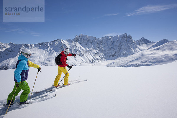 Freizeit Wintersport Winter Mann Sport Abenteuer schnitzen Skisport Ski 2 Kanton Graubünden Tiefschnee Pulverschnee