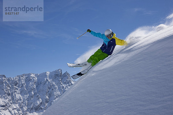 Freizeit Wintersport Winter Mann Sport Abenteuer schnitzen Skisport Ski Kanton Graubünden Tiefschnee Pulverschnee
