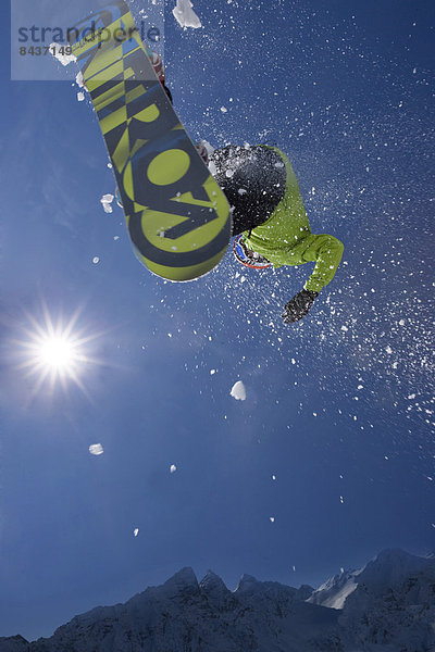 Freizeit Wintersport Winter Mann Snowboard Snowboarding Sport Abenteuer springen Kanton Graubünden Sonne