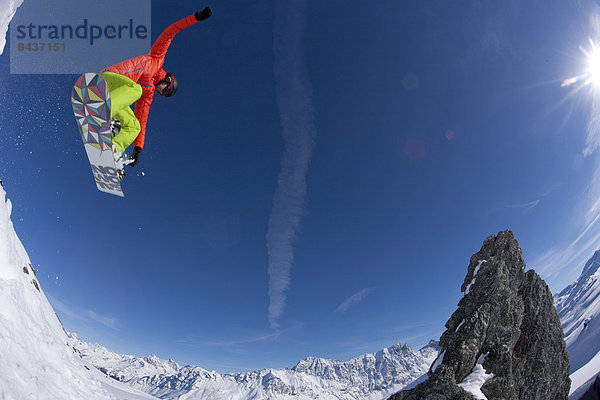 Freizeit Wintersport Winter Mann Snowboard Snowboarding Sport Abenteuer springen Kanton Graubünden