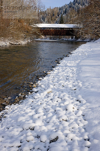 Wasser Europa Winter Landwirtschaft Brücke fließen Fluss Bach Holzbrücke Bern Schweiz Gewässer