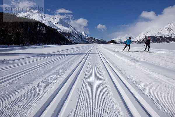 Frau Winter Mann Skisport Spur 2 Kanton Graubünden Skilanglauf Wintersport