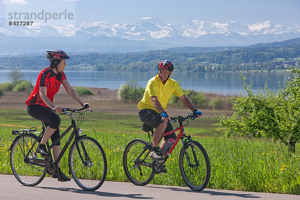 Freizeit Frau Berg Mann Fahrrad Rad See Alpen Alpinsport Sport Fahrrad fahren