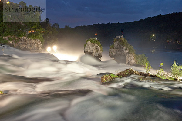 Wasser  Europa  Bewegungsunschärfe  Palast  Schloß  Schlösser  Dunkelheit  Nacht  Steilküste  Brücke  fließen  Fluss  Bach  Wasserfall  Rheinfall  Schweiz