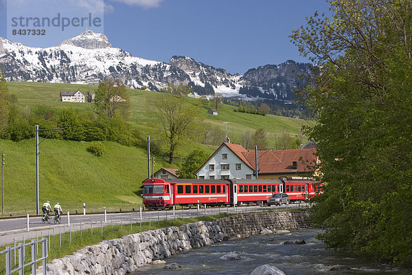 Europa Berg fließen Fluss Zug Schweiz