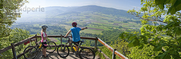 Mountainbike mountain bike Frau Sport Fahrrad Rad Stadt Großstadt Ansicht 2 Fahrrad fahren