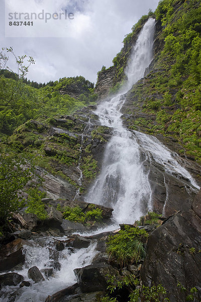 Europa Steilküste Wasserfall Kanton Graubünden Schweiz