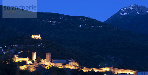 Panorama Europa Palast Schloß Schlösser Dunkelheit Nacht Festung Bellinzona Schweiz Südschweiz