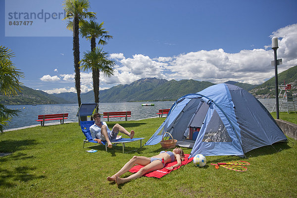 Frau Mann ruhen See camping Zelt Pause Rest Überrest Südschweiz