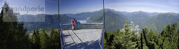 Panorama Frau Berg Mann gehen See wandern Ansicht Südschweiz
