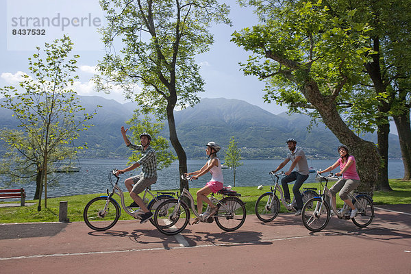 Frau Mann Sommer Fahrrad Rad See Dorf Südschweiz Fahrrad fahren Elektrofahrrad Ebike