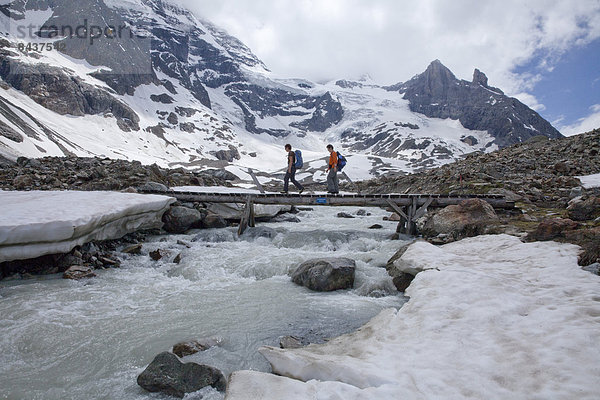 Wasser Berg gehen folgen Weg Eis Brücke fließen Fluss Bach Gletscher Berner Alpen Moräne Wanderweg Gewässer