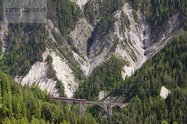 Europa Berg Zug Schlucht Kanton Graubünden Schweiz Viadukt