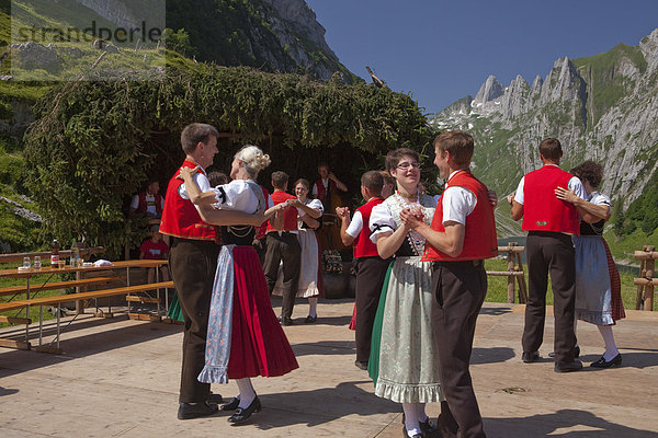Europa Berg Tradition Party tanzen See Alpen Folklore Bergsee Schweiz