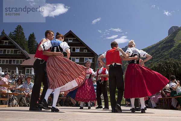 Europa Berg Tradition Party tanzen See Alpen Folklore Bergsee Schweiz
