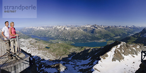 Panorama Frau Berg Mann See Kanton Graubünden
