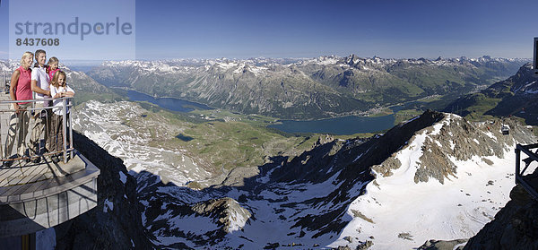 Panorama Frau Berg Mann See Kanton Graubünden