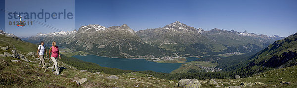 Panorama Berg gehen folgen Weg See wandern Wegweiser Kanton Graubünden Wanderweg