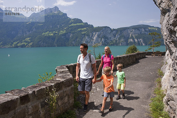 gehen folgen Weg wandern Wanderweg Vierwaldstättersee Zentralschweiz