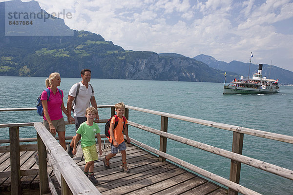 Fußgängerbrücke gehen folgen Weg See wandern Wanderweg Dampfer Vierwaldstättersee Zentralschweiz