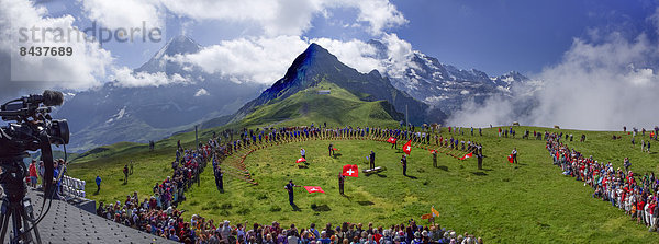 Europa beobachten Fest festlich Tradition Fernsehen Eiger Berner Alpen Bern Berner Oberland Folklore Mönch Schweiz