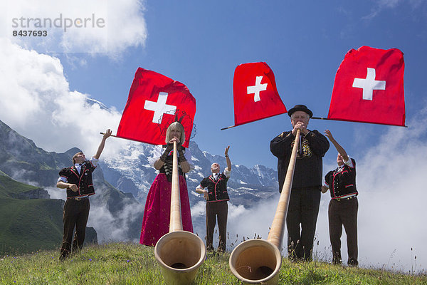 Schweizer Flagge Schweizer Flaggen Fest festlich Tradition Fahne Berner Alpen Folklore schweizerisch