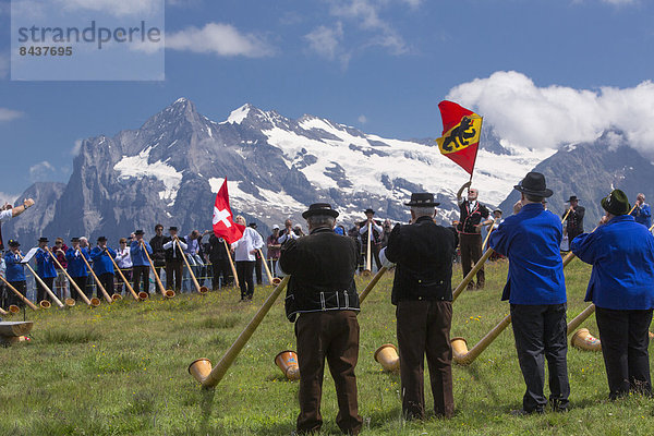 Europa Fest festlich Tradition Berner Alpen Bern Berner Oberland Folklore Schweiz