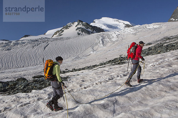 Bergsteigen Frau Berg Mann gehen Seil Tau Strick Tagesausflug Eis Bergwandern trekking
