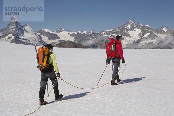 Bergsteigen Frau Berg Mann gehen Seil Tau Strick Tagesausflug Eis Matterhorn Bergwandern trekking