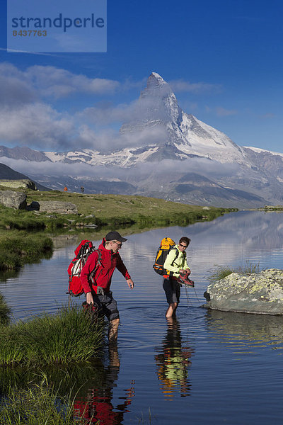 Frau Mann gehen Spiegelung See wandern Matterhorn Bergsee