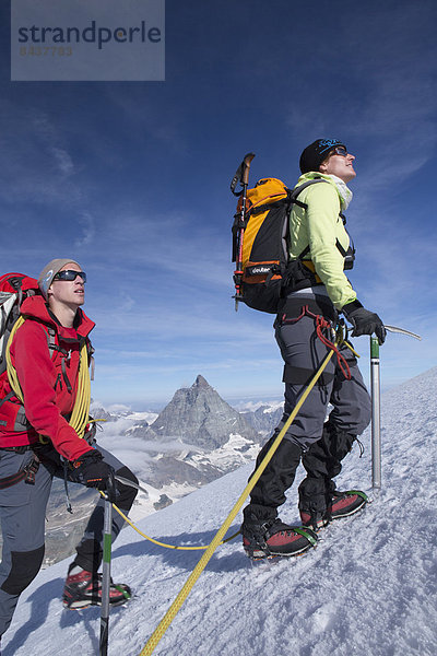 Frau Berg Mann gehen aufwärts Eis wandern Matterhorn Gletscher Breithorn
