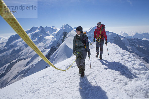 Frau Berg Mann gehen Seil Tau Strick aufwärts Eis wandern Gletscher Monte Rosa Breithorn