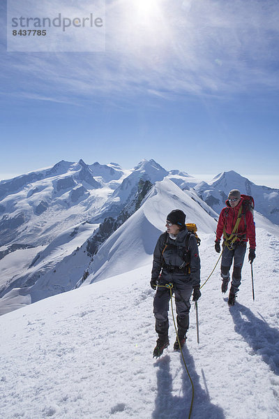 Frau Berg Mann gehen Seil Tau Strick aufwärts Eis wandern Gletscher Monte Rosa Breithorn