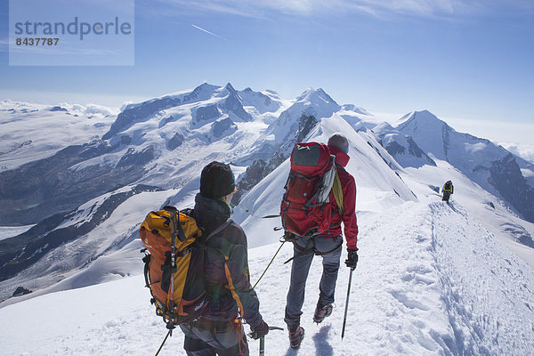 Frau Berg Mann gehen Seil Tau Strick absteigen Eis wandern Gletscher Monte Rosa Breithorn