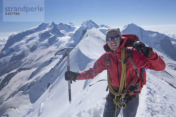 Berg Mann gehen Seil Tau Strick aufwärts Eis wandern Gletscher Monte Rosa Breithorn