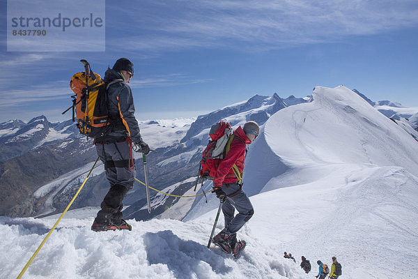 Panorama Frau Berg Mann gehen Seil Tau Strick absteigen Eis wandern Gletscher Monte Rosa Breithorn
