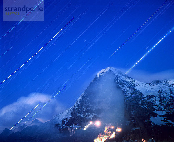 sternförmig Europa Berg Dunkelheit Nacht Himmel Eiger Berner Alpen Bern Berner Oberland Schweiz