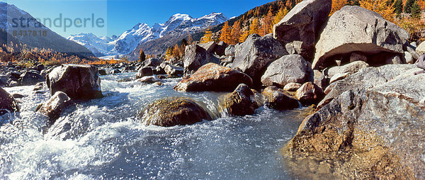 Wasser Europa Berg fließen Fluss Bach Herbst Gletscher Kanton Graubünden Engadin Schweiz Gewässer