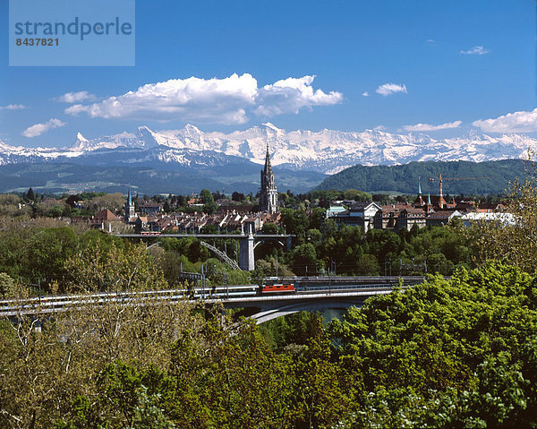 Europa Stadt Großstadt Brücke Zug Eiger Berner Alpen Bern Mönch Schweiz