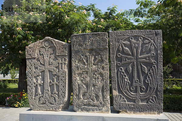 überqueren  Stein  Skulptur  Reise  Großstadt  Geschichte  Religion  Kathedrale  Tourismus  UNESCO-Welterbe  russisch orthodox  russisch-orthodox  Armenien  Kreuz  Eurasien