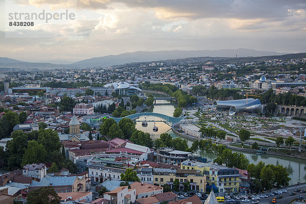Tiflis  Hauptstadt  Panorama  Sonnenuntergang  Ruhe  Reise  Großstadt  Architektur  Brücke  Fluss  Gerechtigkeit  Tourismus  Innenstadt  Eurasien  Kura  neu