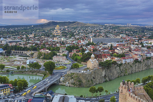 Tiflis  Hauptstadt  Panorama  Sonnenuntergang  Reise  Großstadt  Architektur  Fluss  Kirche  Kathedrale  Gerechtigkeit  Tourismus  Innenstadt  Eurasien  Kura