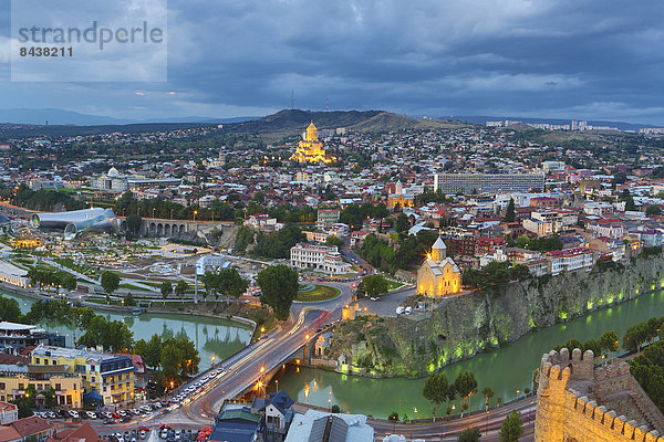Tiflis  Hauptstadt  Panorama  beleuchtet  Sonnenuntergang  Reise  Großstadt  Architektur  Fluss  Kirche  Kathedrale  Beleuchtung  Licht  Gerechtigkeit  Tourismus  Innenstadt  Eurasien  Kura
