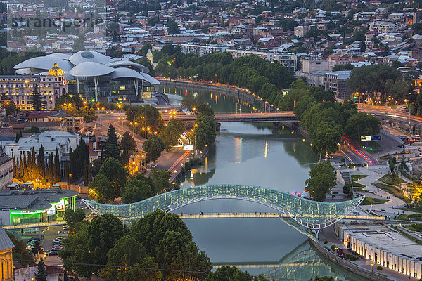 Tiflis  Hauptstadt  Panorama  beleuchtet  Ruhe  Reise  Großstadt  Architektur  Brücke  Fluss  Beleuchtung  Licht  Gerechtigkeit  Tourismus  Innenstadt  Eurasien  Kura  neu